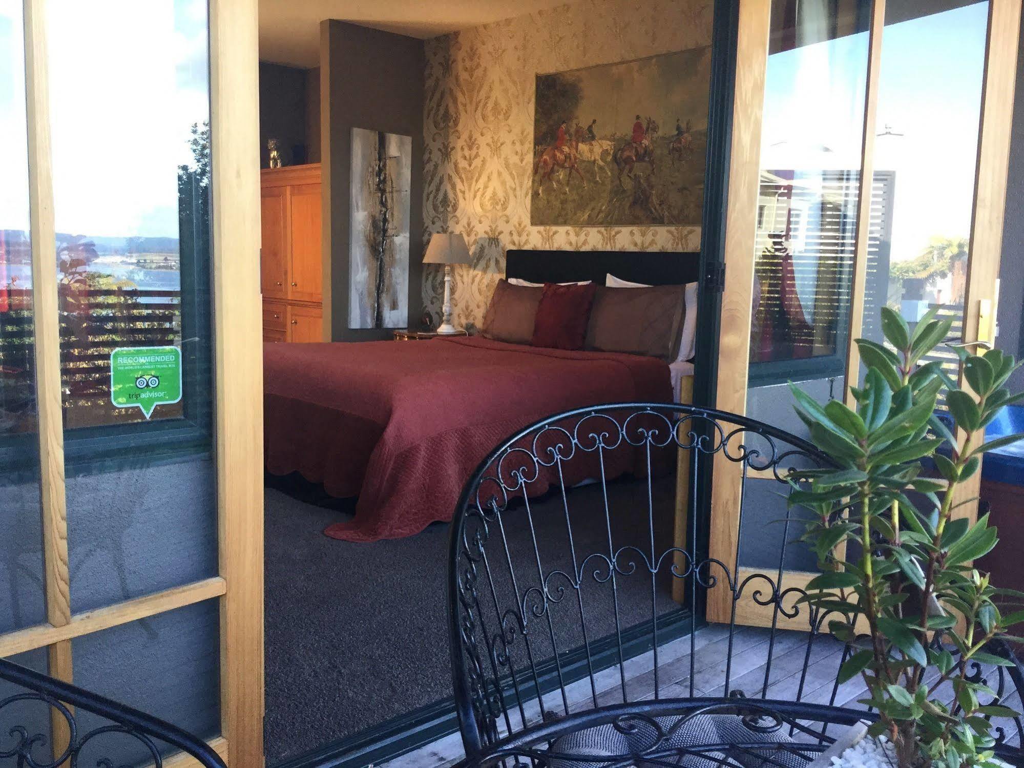 The Flying Trout Boutique Lodge Таупо Екстериор снимка