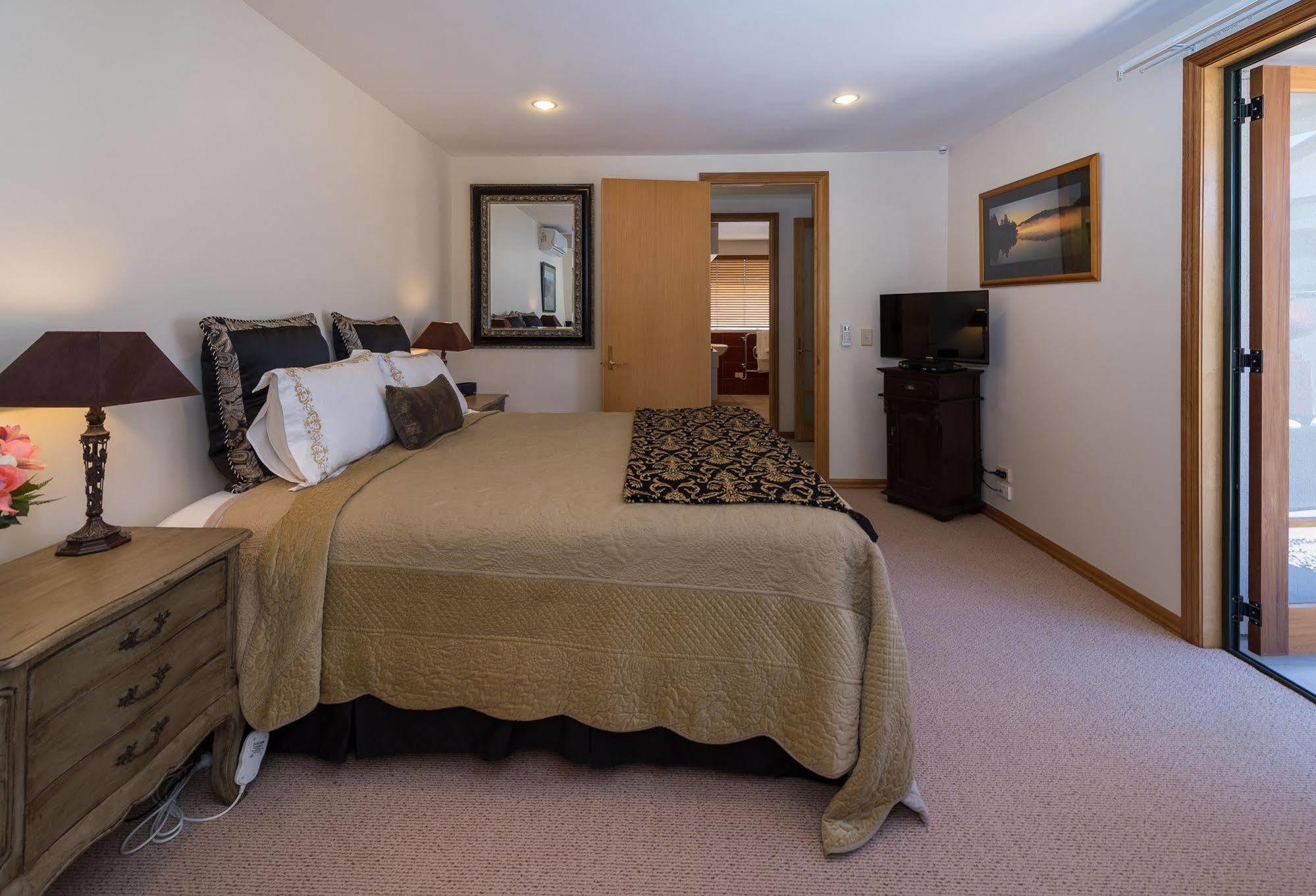 The Flying Trout Boutique Lodge Таупо Екстериор снимка